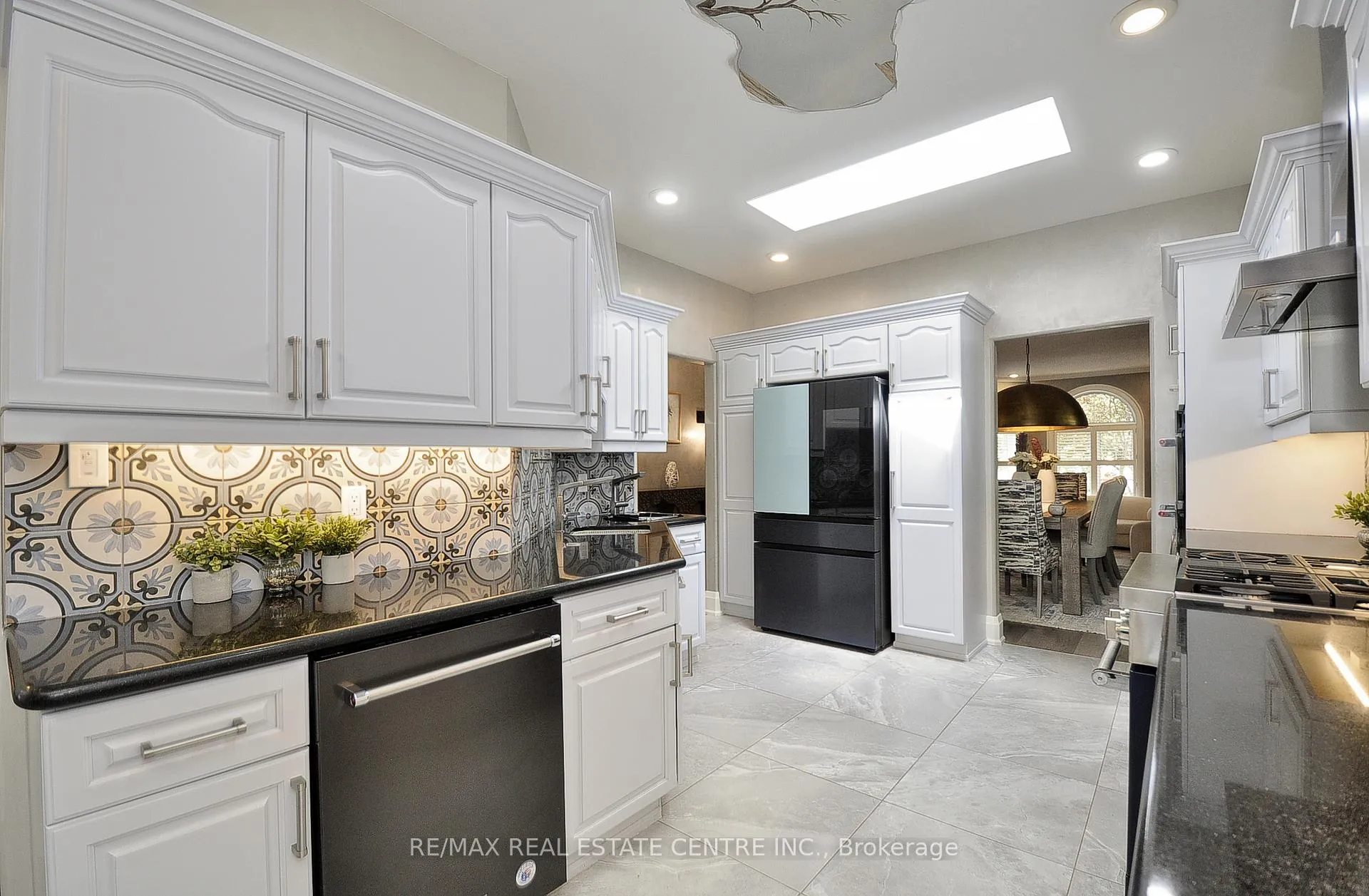 Photo 10 of 27 Woodmans Court, Kitchener — HOMEH