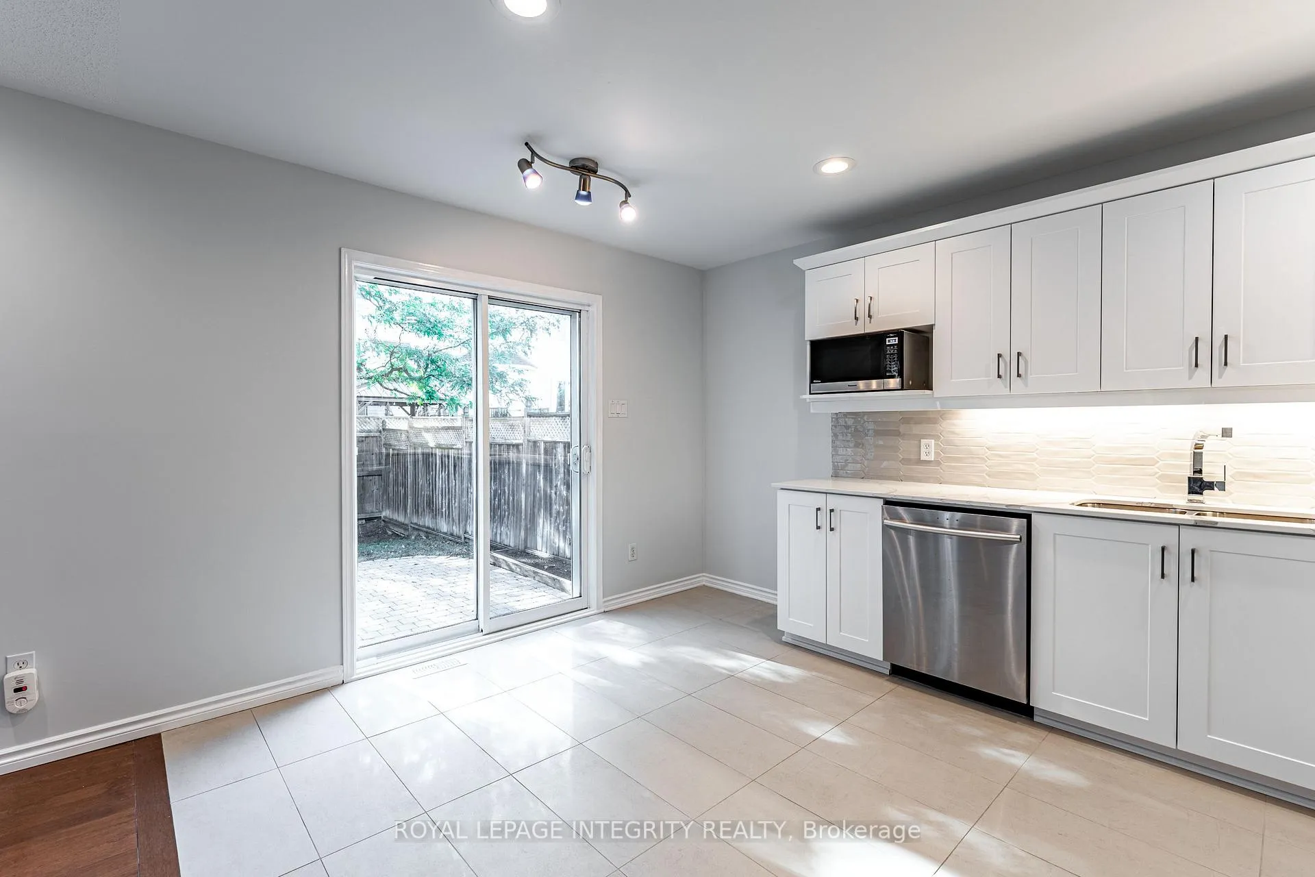 Photo 17 of 71 Appledale Drive, Ottawa, Barrhaven - Longfields — HOMEH