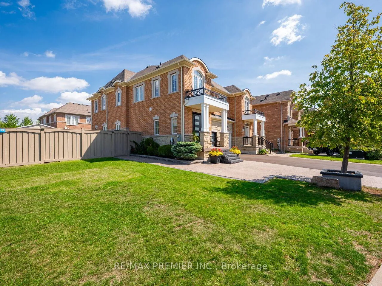 Photo 2 of 67 Gentile Circle, Vaughan, Elder Mills — HOMEH