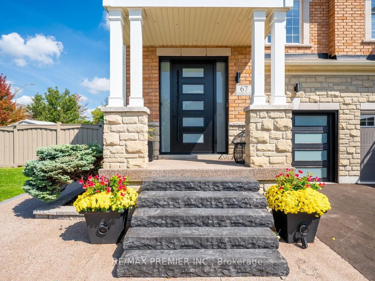 Photo 3 of 67 Gentile Circle, Vaughan, Elder Mills — HOMEH
