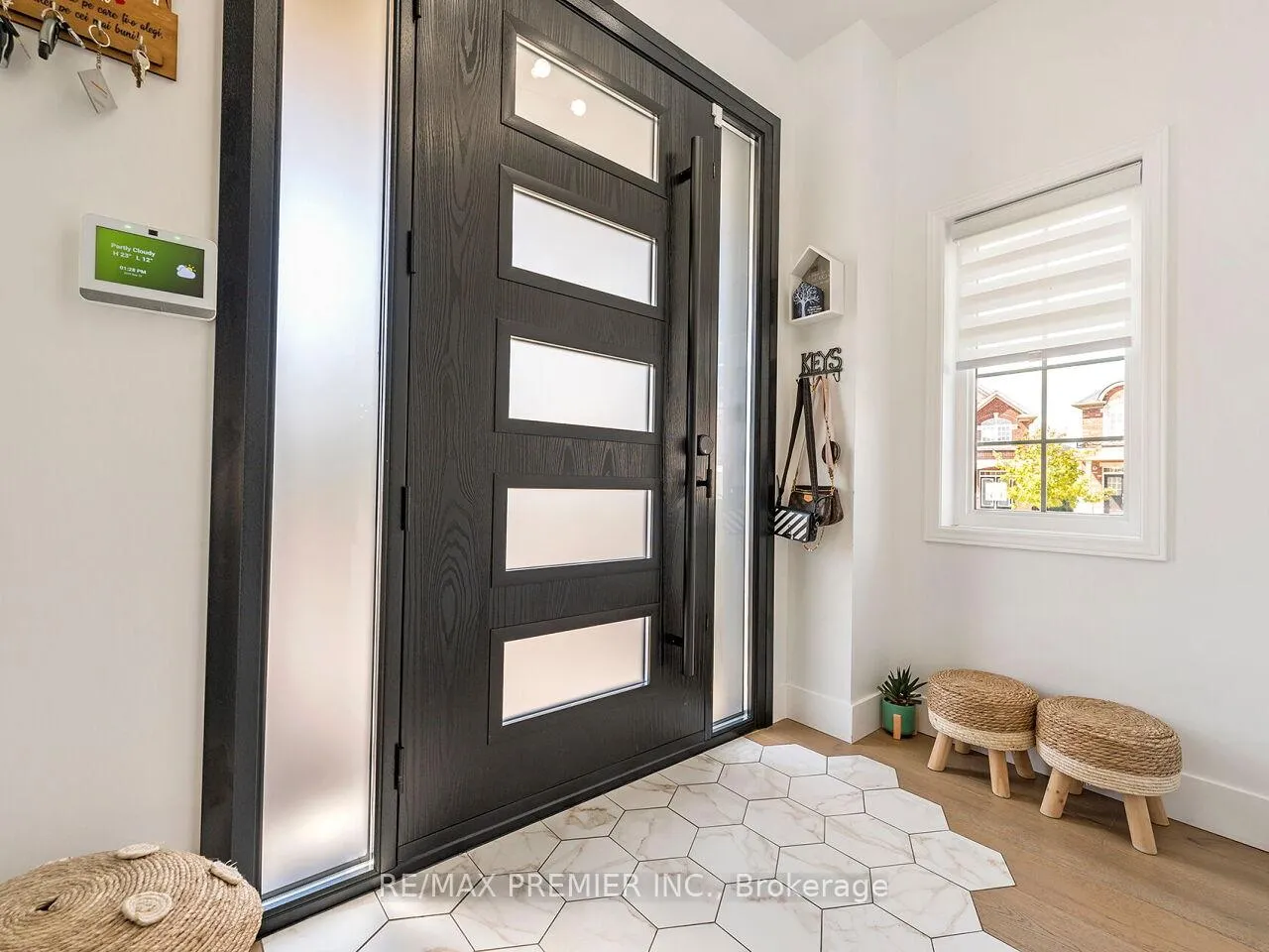 Photo 4 of 67 Gentile Circle, Vaughan, Elder Mills — HOMEH