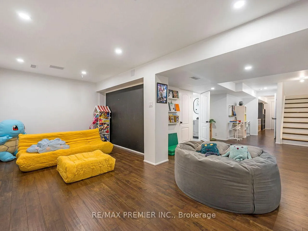 Photo 38 of 67 Gentile Circle, Vaughan, Elder Mills — HOMEH