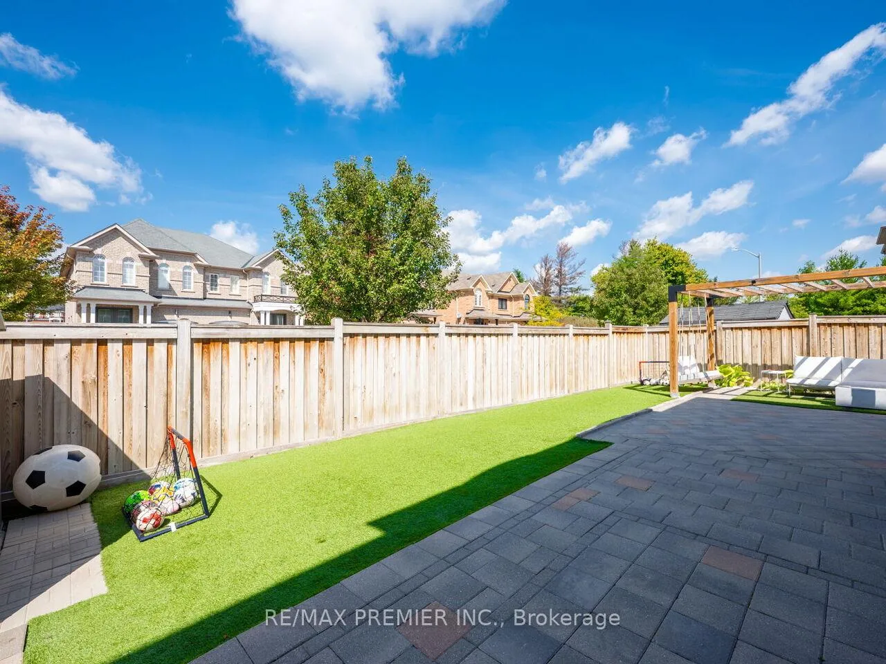 Photo 49 of 67 Gentile Circle, Vaughan, Elder Mills — HOMEH