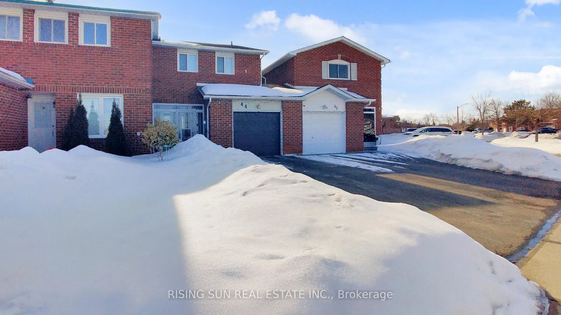 Photo 3 of 44 Whitehaven Drive, Brampton, Heart Lake West — HOMEH