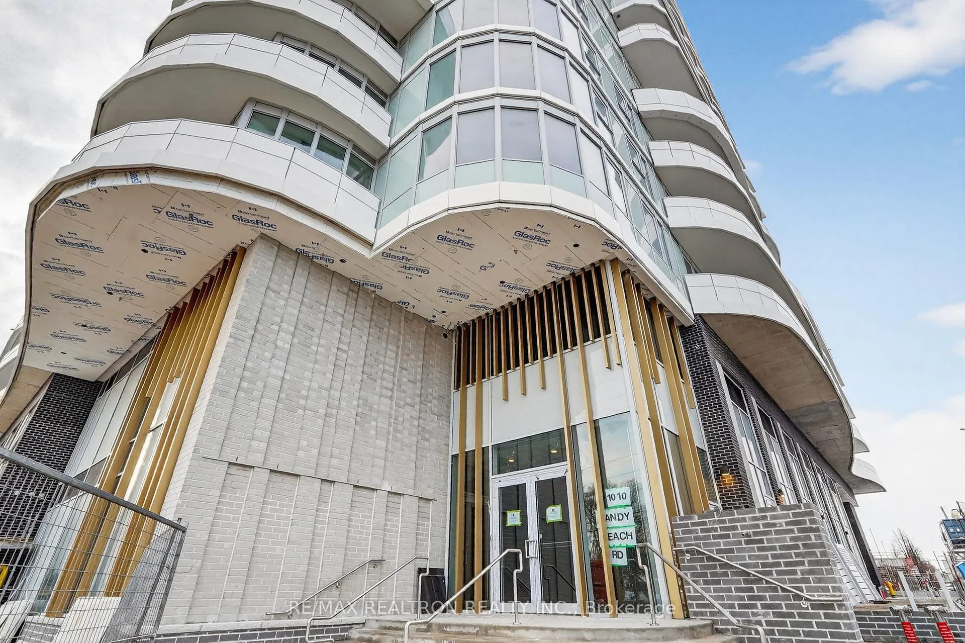 Photo 2 of Unit 1304, 1010 Sandy Beach Road, Pickering, Bay Ridges — HOMEH