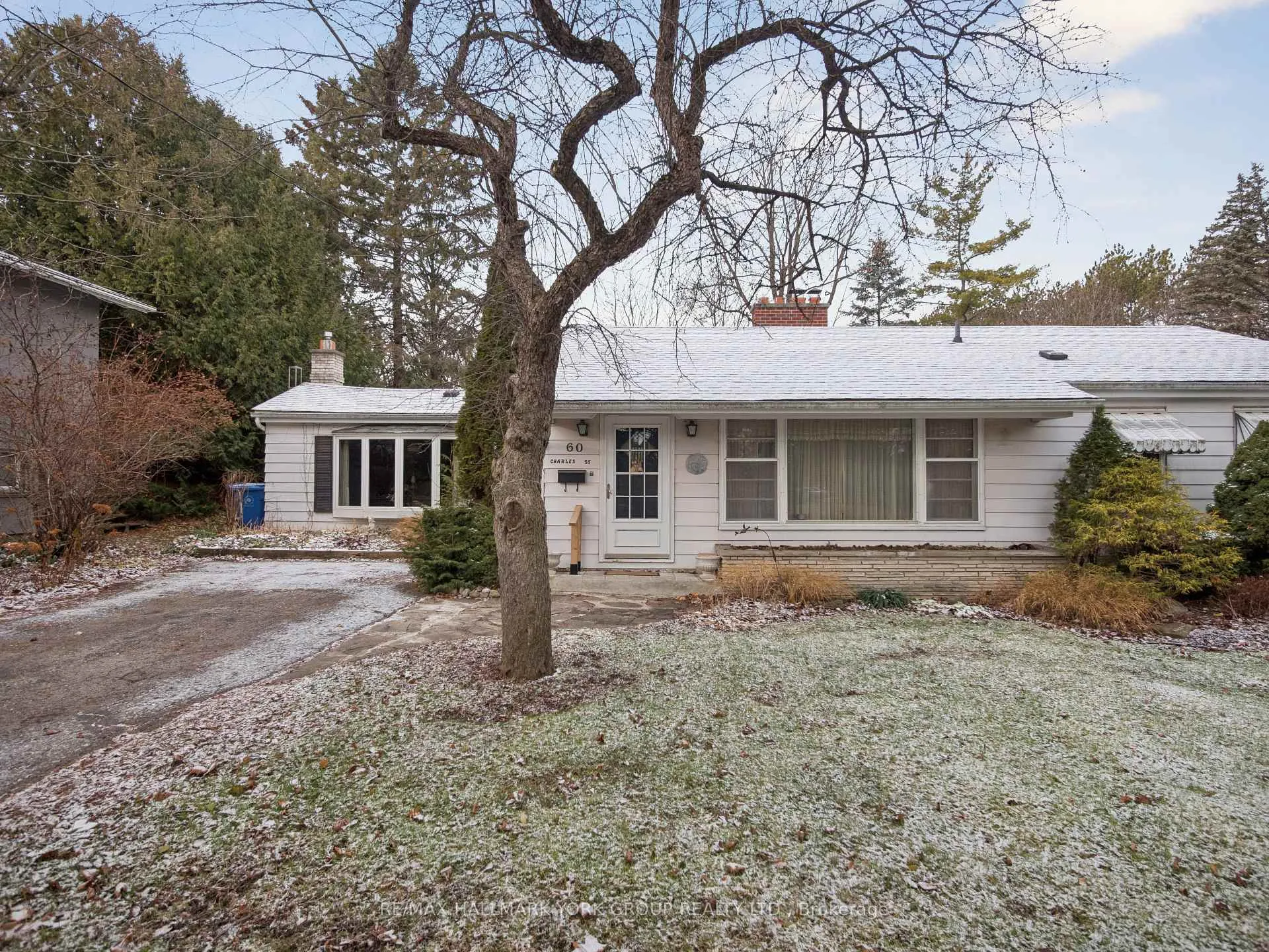 Photo 2 of 60 Charles Street, King, King City — HOMEH