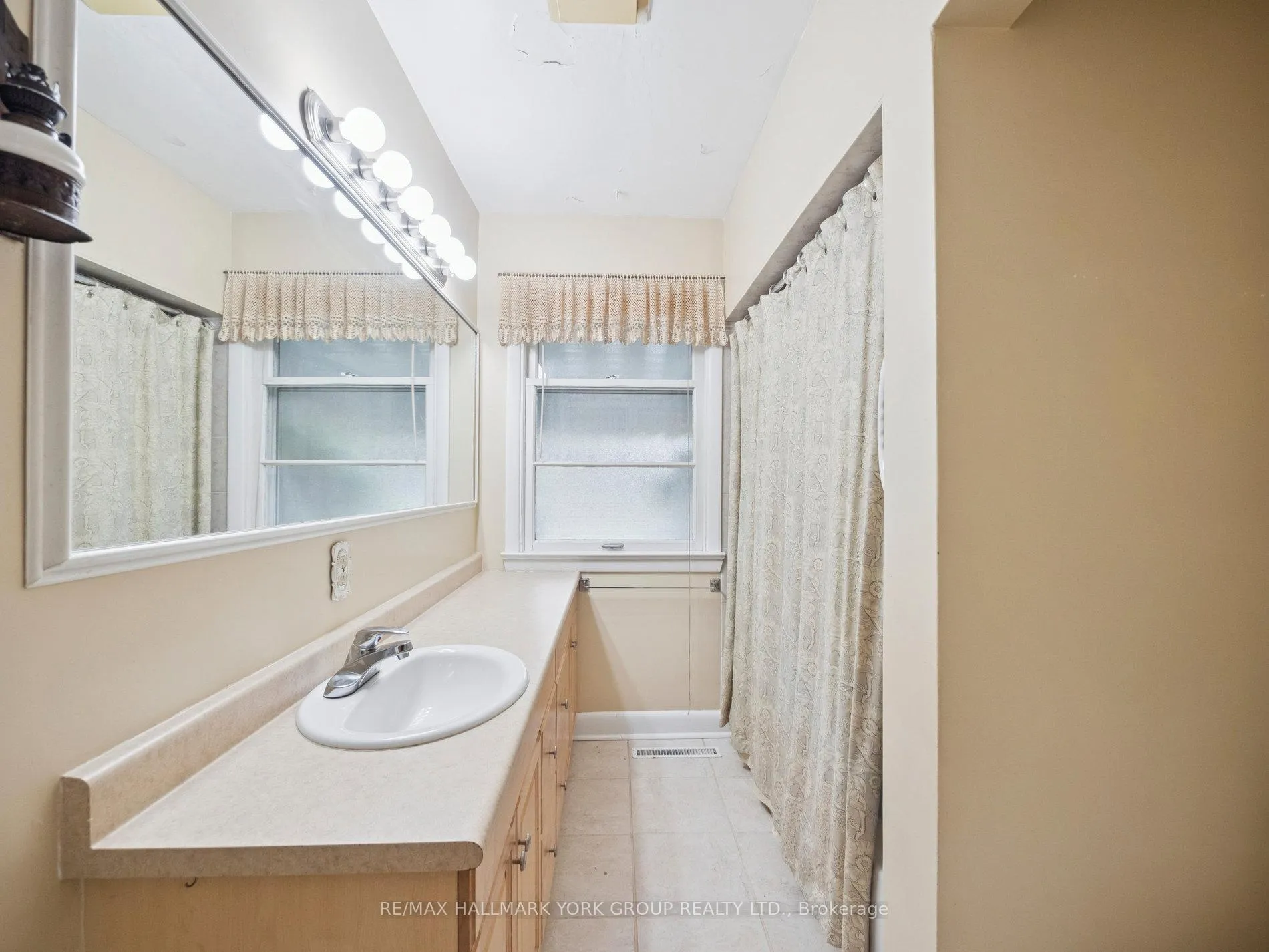 Photo 5 of 60 Charles Street, King, King City — HOMEH