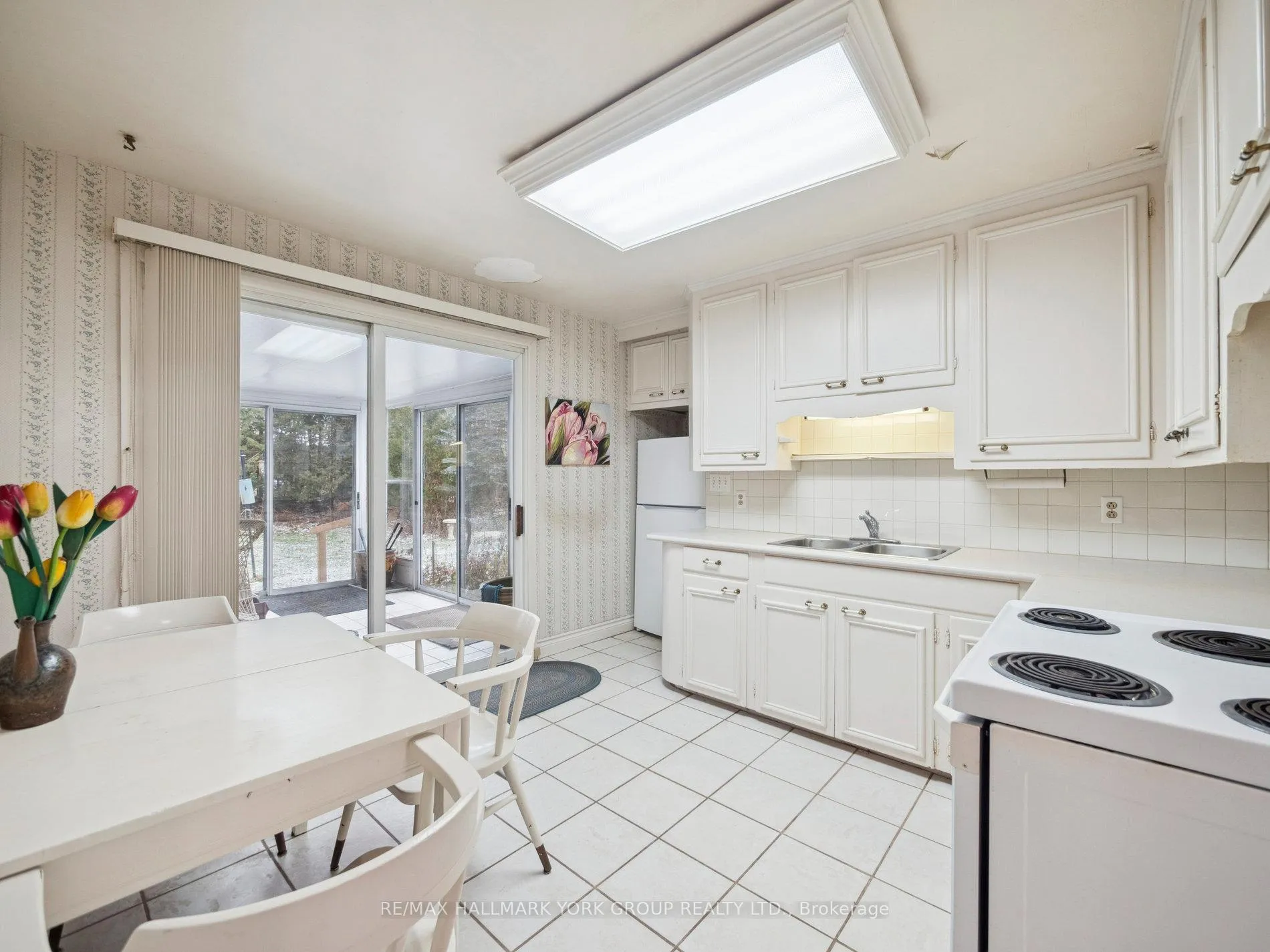 Photo 6 of 60 Charles Street, King, King City — HOMEH