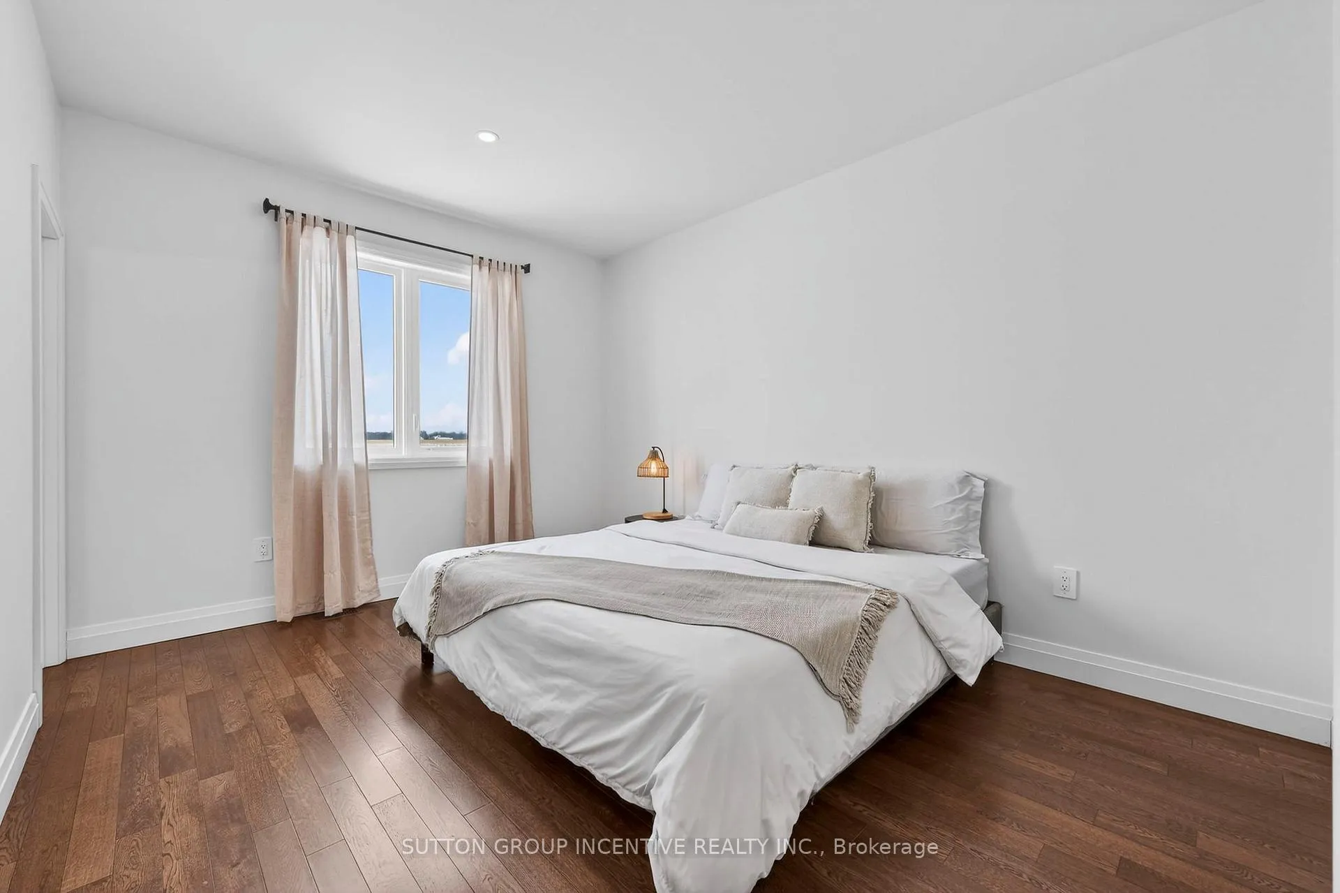 Photo 10 of 142 Ritchie Crescent, Springwater, Elmvale — HOMEH