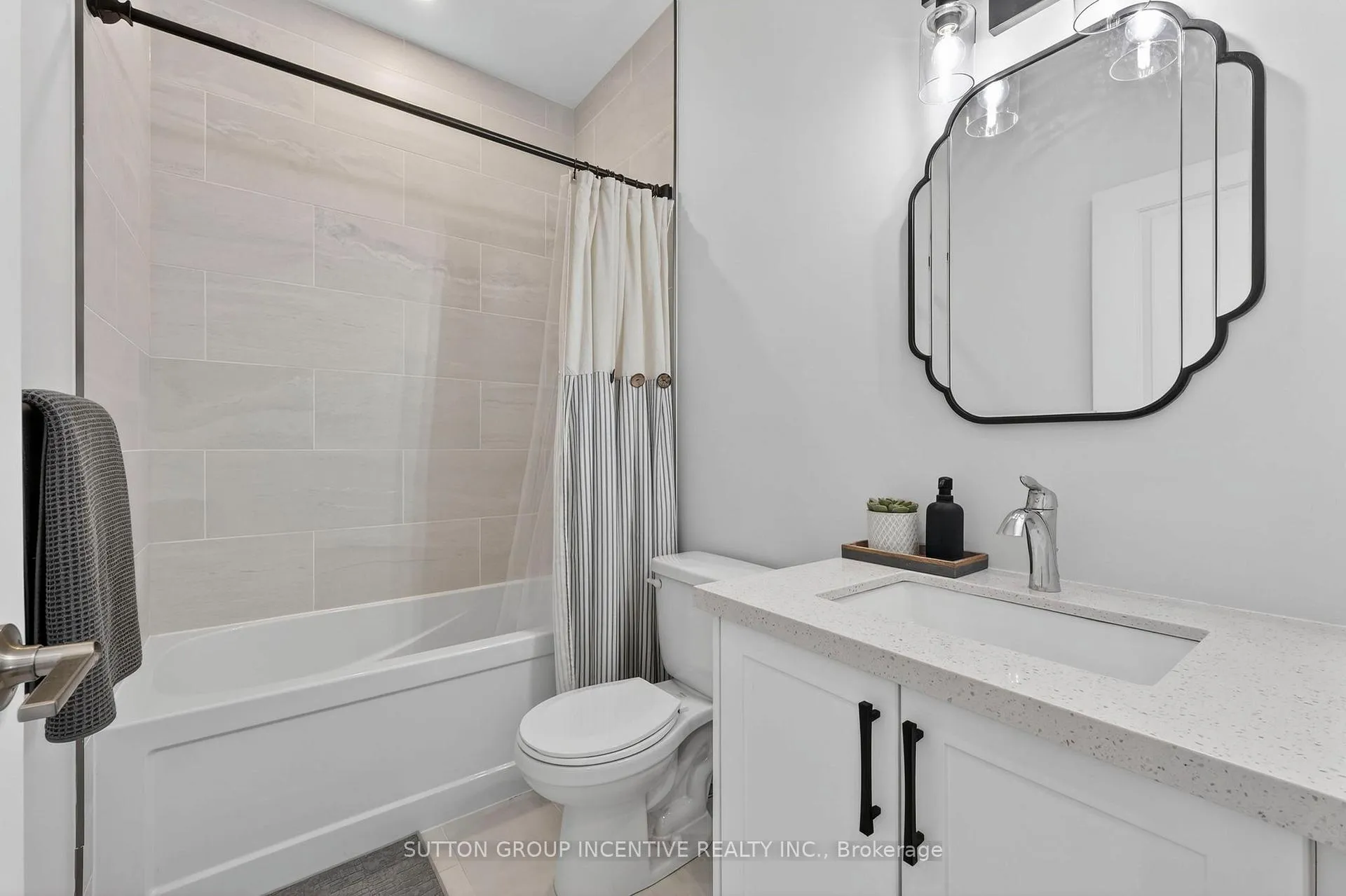 Photo 15 of 142 Ritchie Crescent, Springwater, Elmvale — HOMEH