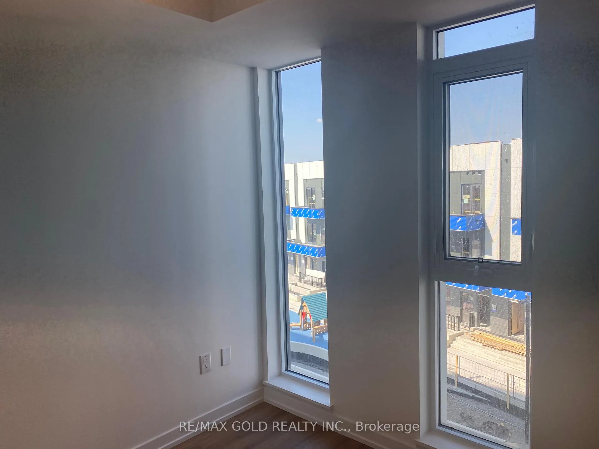 Photo 5 of Unit 301, 10 Lagerfeld Drive, Brampton, Northwest Brampton — HOMEH