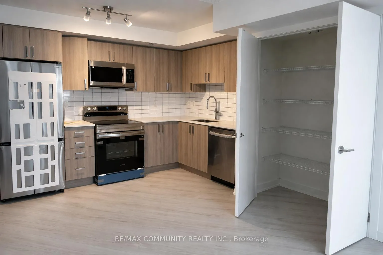 Photo 4 of Unit 317, 1010 Sandy Beach Road, Pickering, Bay Ridges — HOMEH