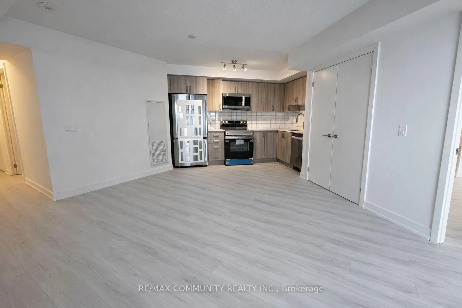 Photo 5 of Unit 317, 1010 Sandy Beach Road, Pickering, Bay Ridges — HOMEH