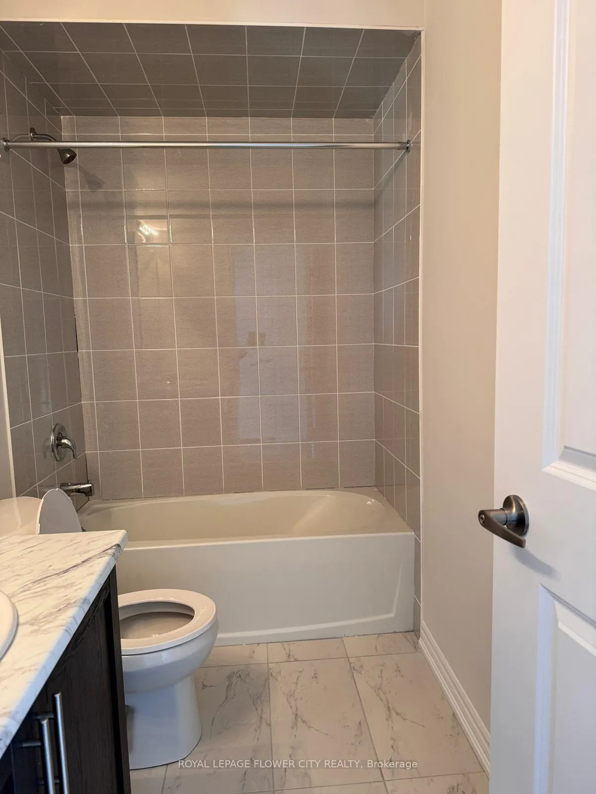 Photo 3 of Unit Main Floor, 13 Bannister Road, Barrie, Innis-Shore — HOMEH
