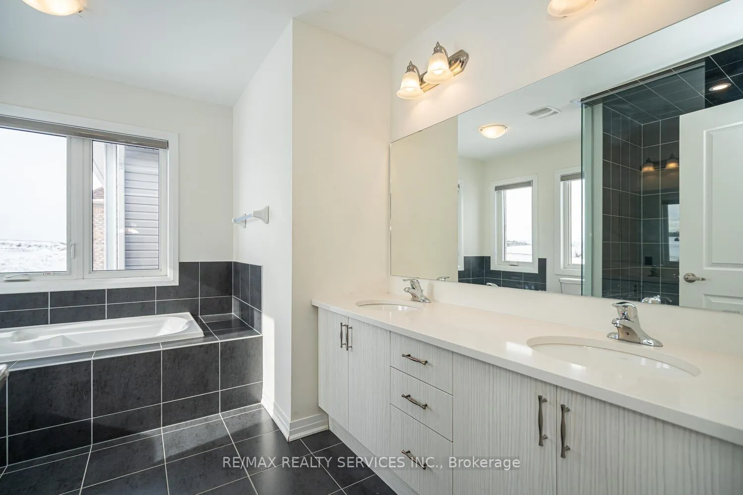 Photo 10 of 189 Leslie Davis Street, North Dumfries — HOMEH