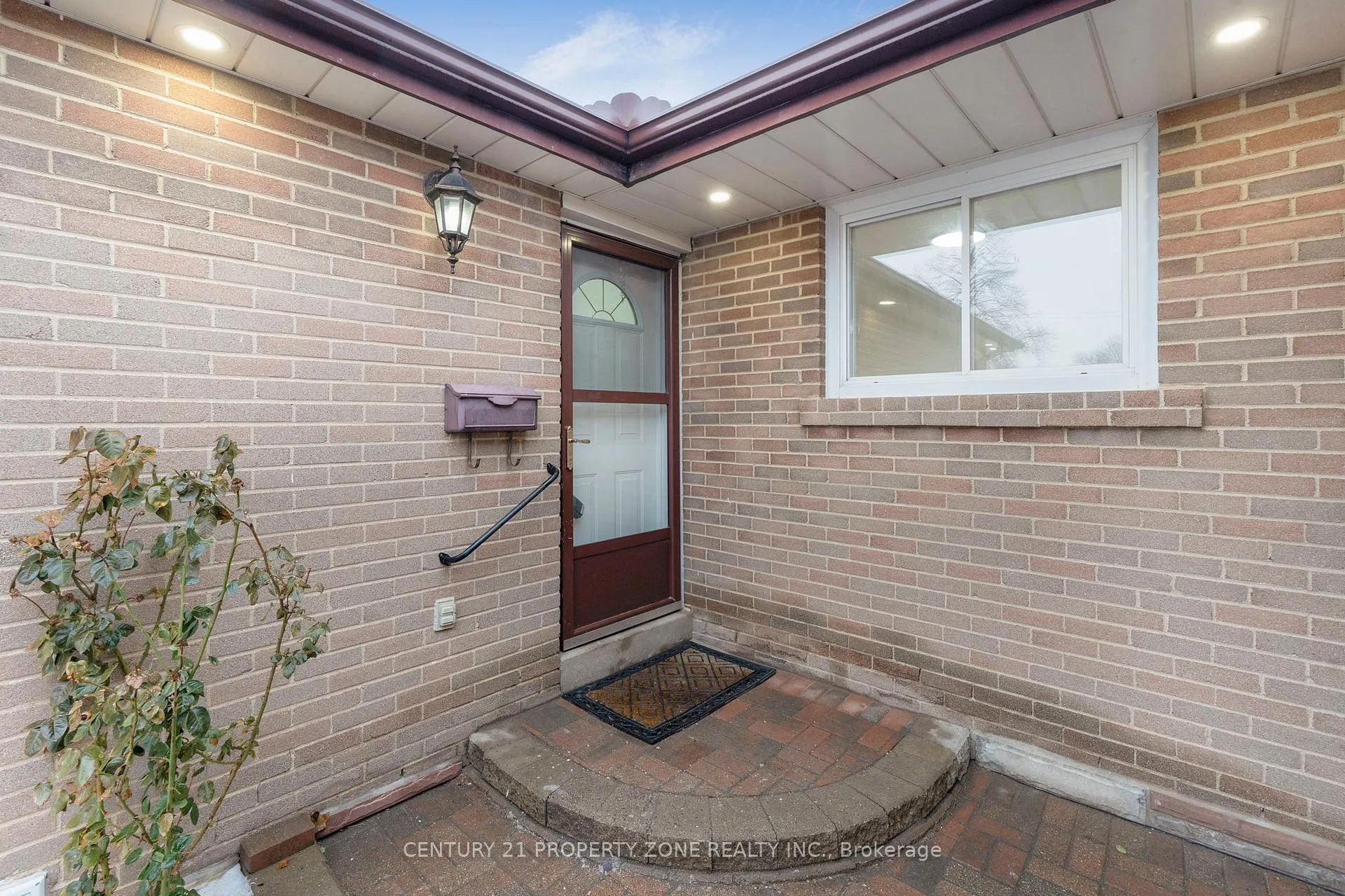 Photo 3 of Unit UPPER, 77 Belmont Drive, Brampton, Avondale — HOMEH