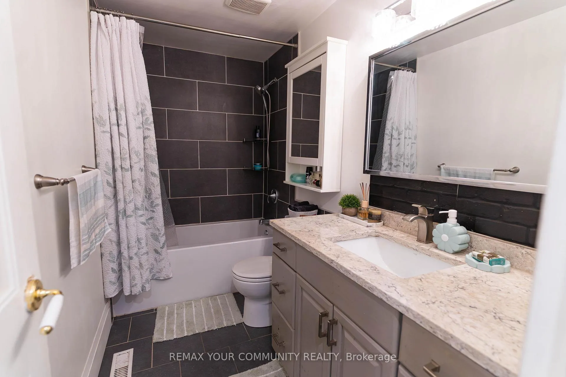 Photo 10 of Unit Main, 692 Down Crescent, Oshawa, Donevan — HOMEH