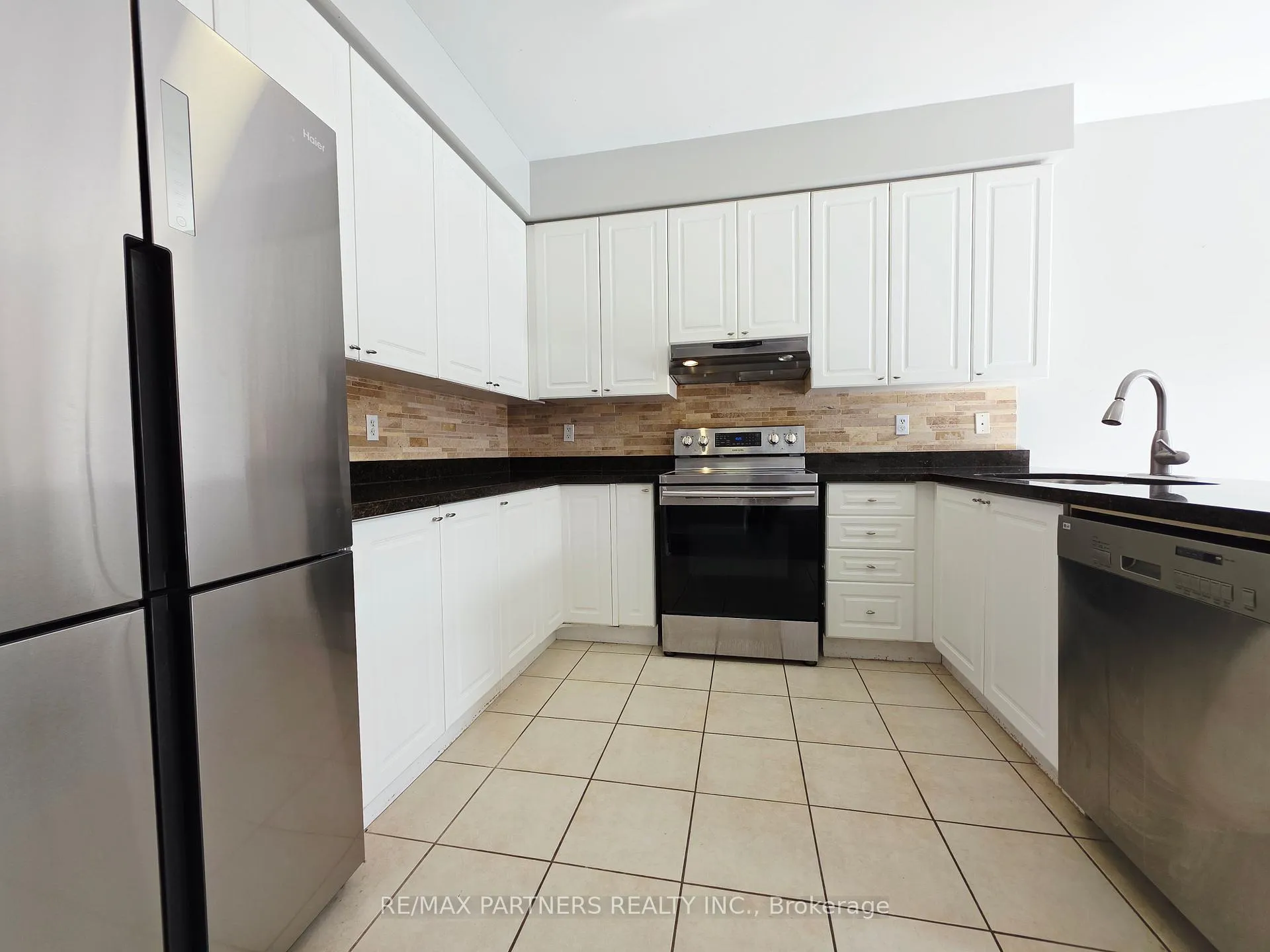 Photo 16 of 126 Collis Drive, Aurora, Bayview Northeast — HOMEH