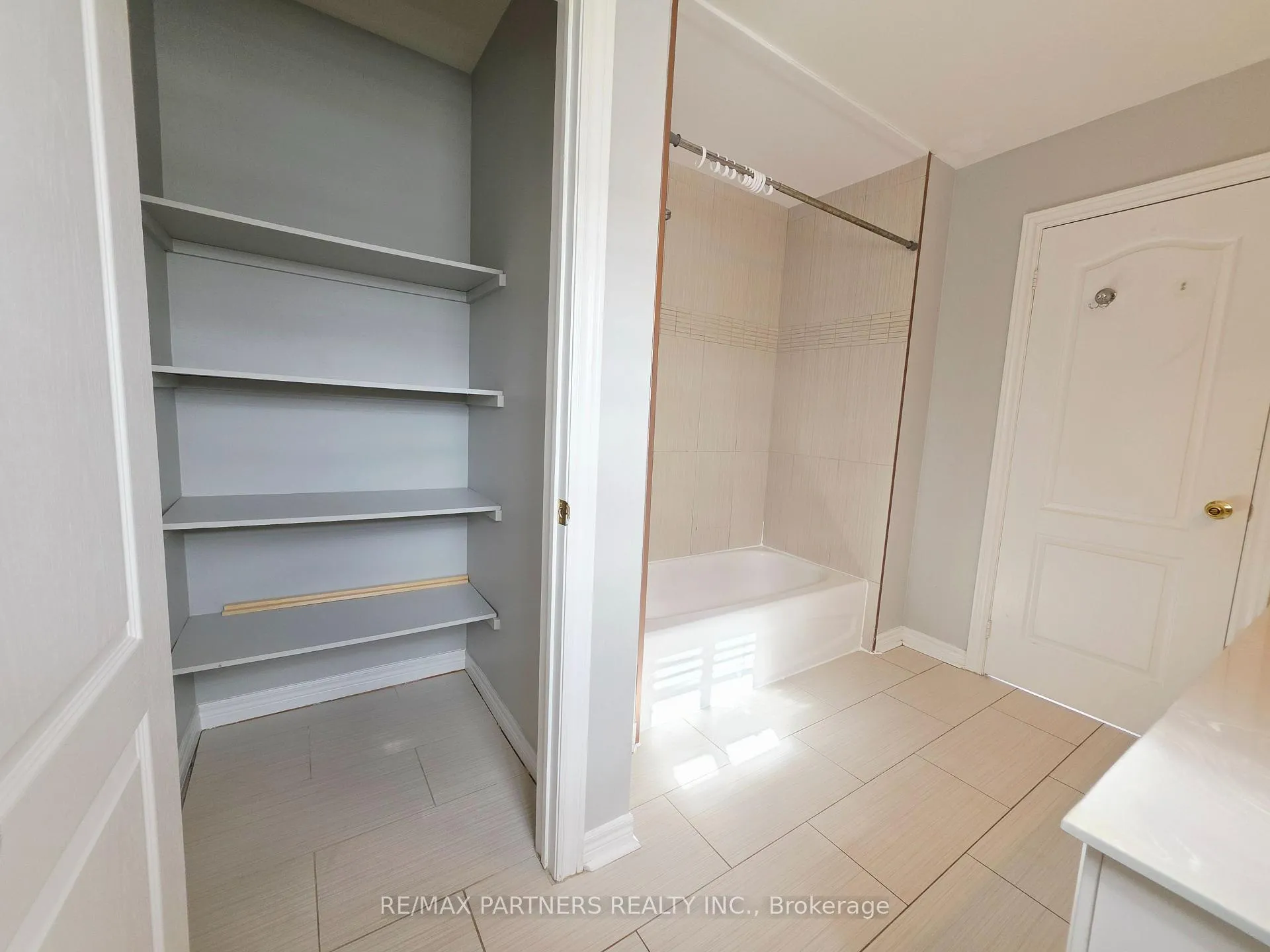 Photo 25 of 126 Collis Drive, Aurora, Bayview Northeast — HOMEH