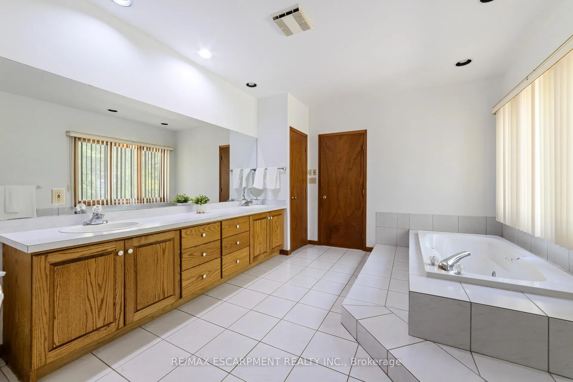 Photo 17 of 1411 Beaufort Drive, Burlington, Tyandaga — HOMEH