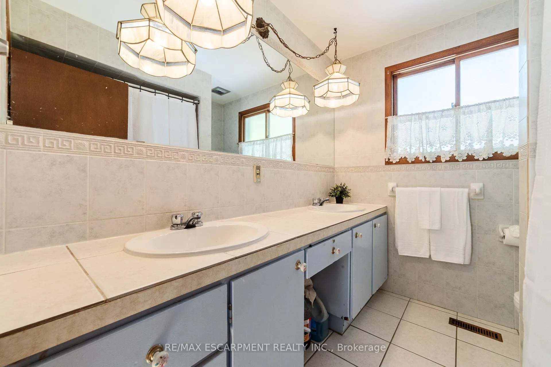 Photo 19 of 1411 Beaufort Drive, Burlington, Tyandaga — HOMEH