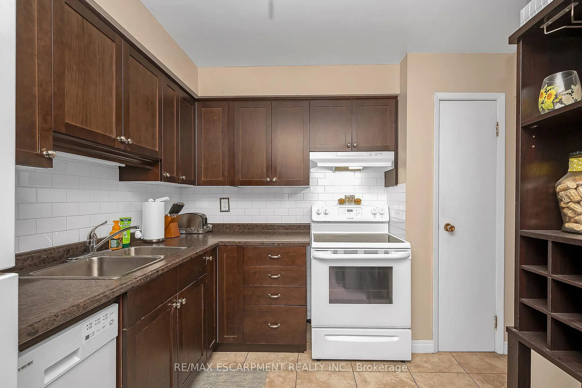 Photo 11 of Unit L80, 223 Pioneer Drive, Kitchener — HOMEH