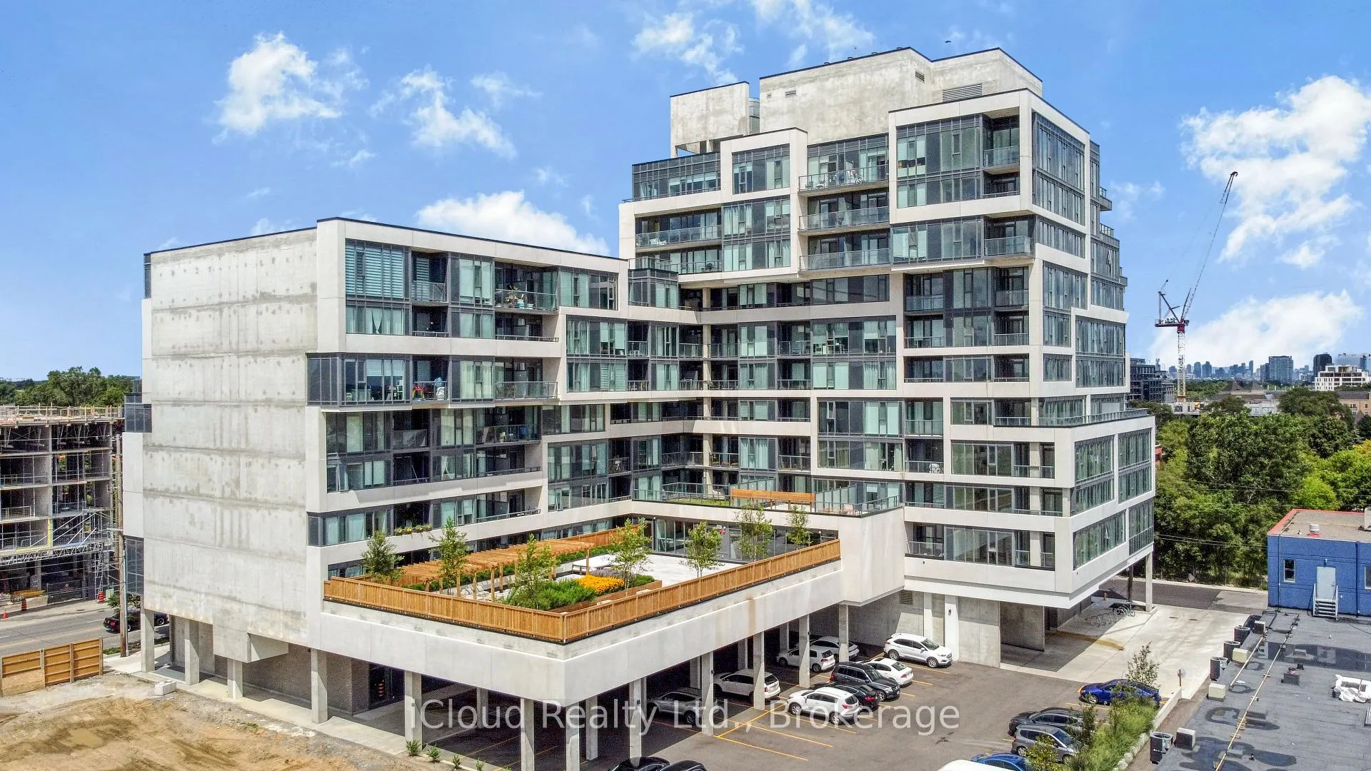 Front of Unit 519, 859 The Queensway