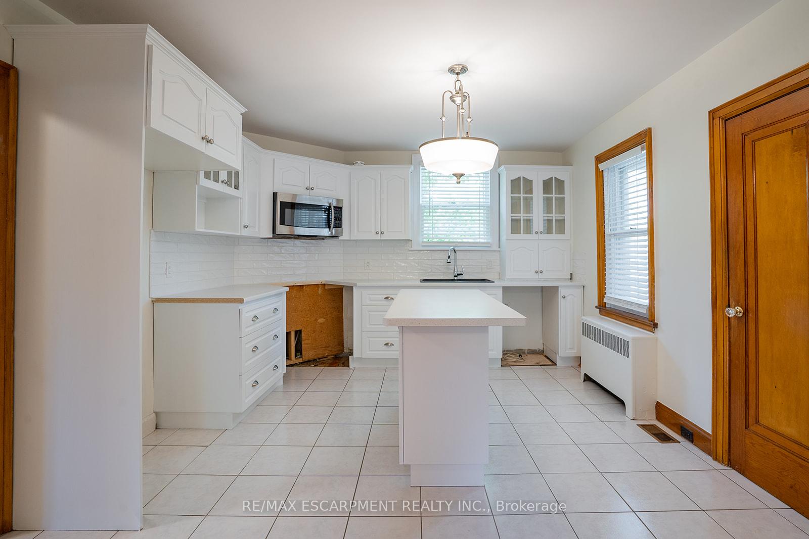 Photo 3 of Unit B, 324 King Street, Hamilton, Stoney Creek — HOMEH