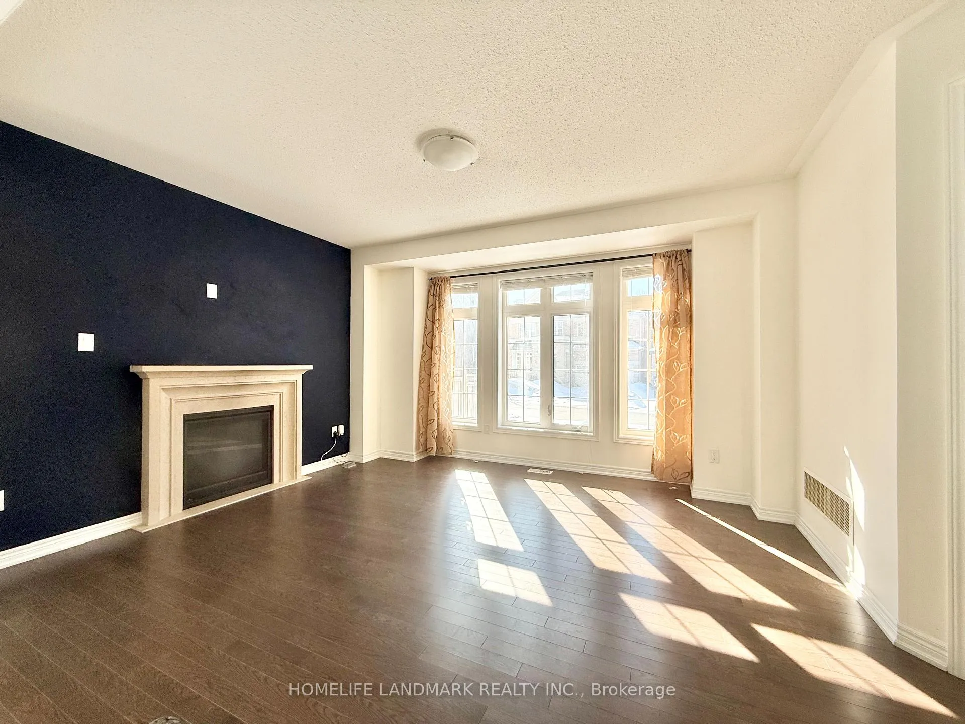 Photo 7 of 328 Roy Harper Avenue, Aurora, Rural Aurora — HOMEH
