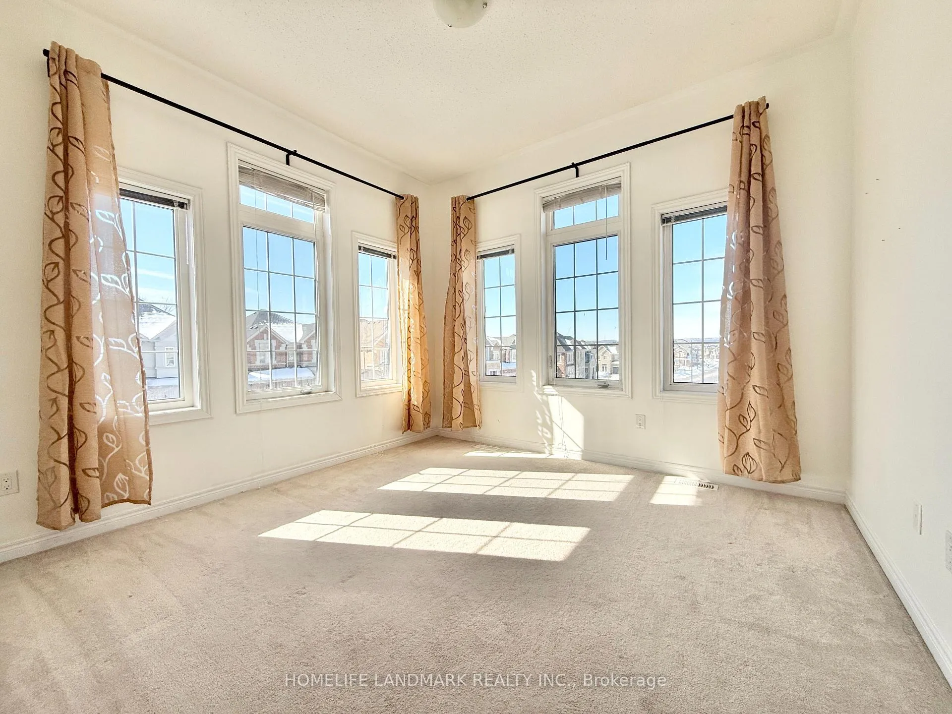 Photo 10 of 328 Roy Harper Avenue, Aurora, Rural Aurora — HOMEH