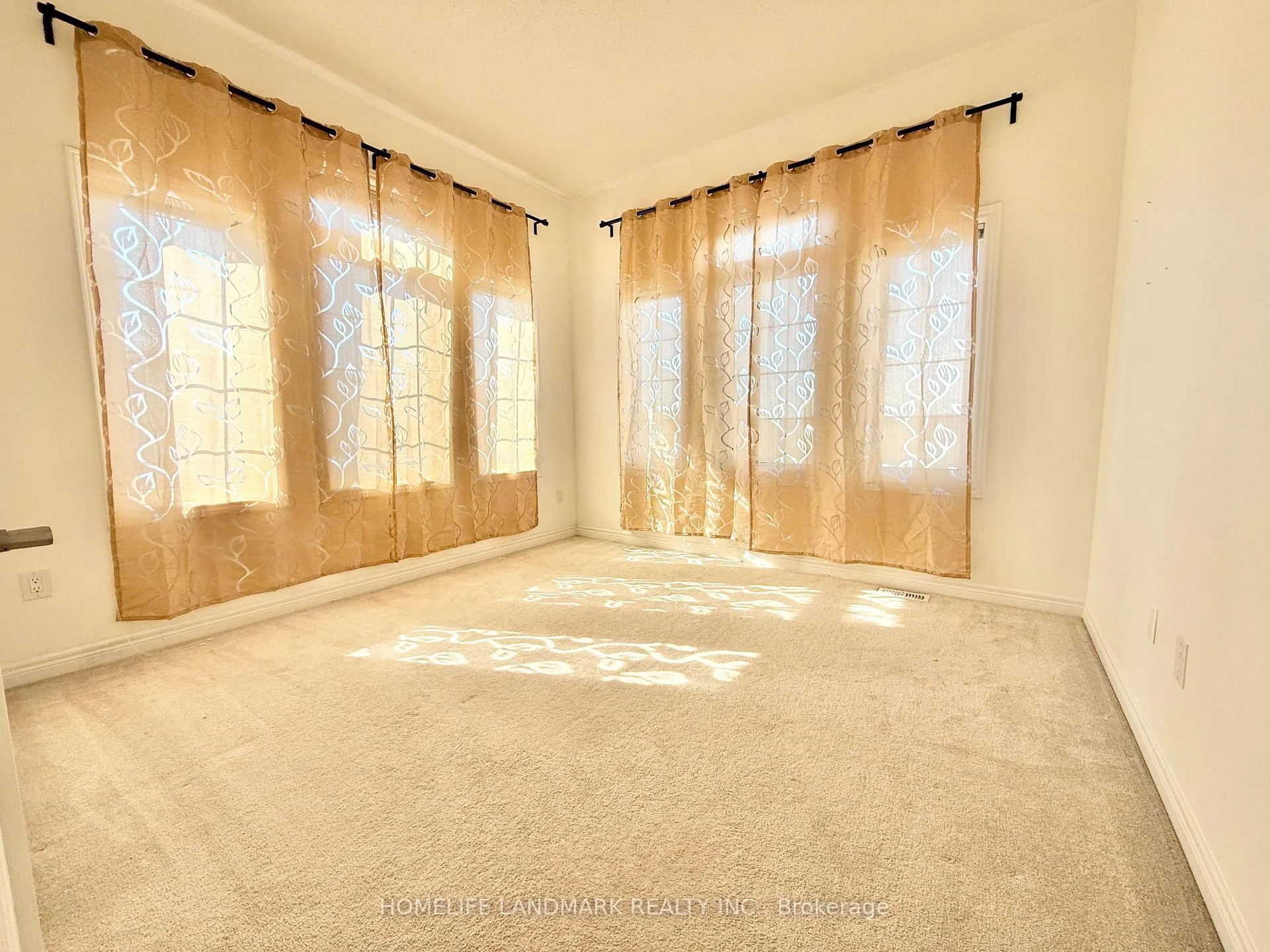 Photo 11 of 328 Roy Harper Avenue, Aurora, Rural Aurora — HOMEH