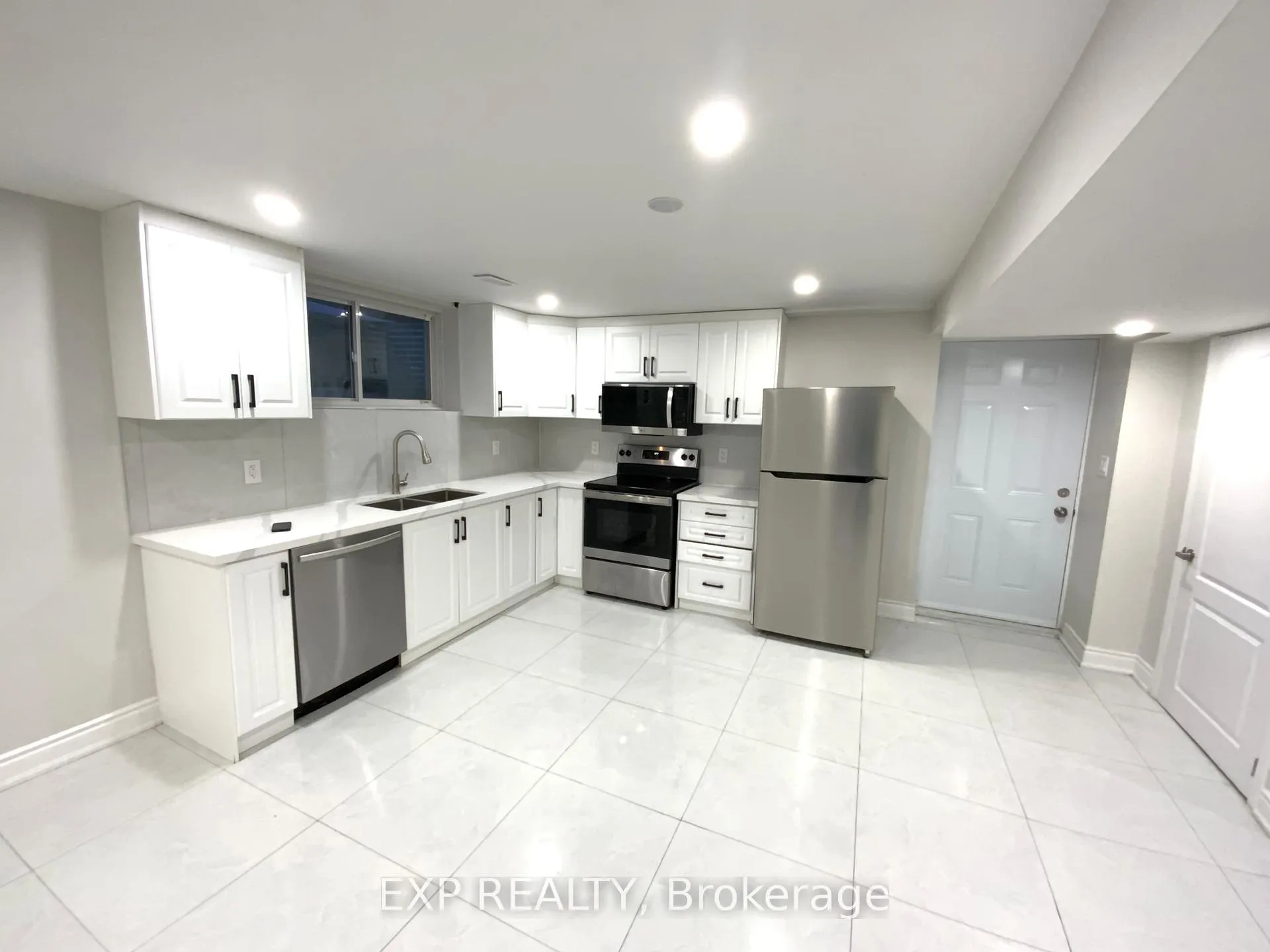 Photo 3 of Unit B, 923 Guinness Crescent, Ottawa, Barrhaven - Half Moon Bay — HOMEH