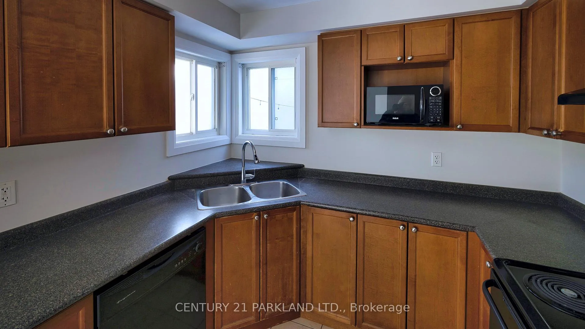 Photo 2 of 136 Gas Lamp Lane, Markham, Cornell — HOMEH