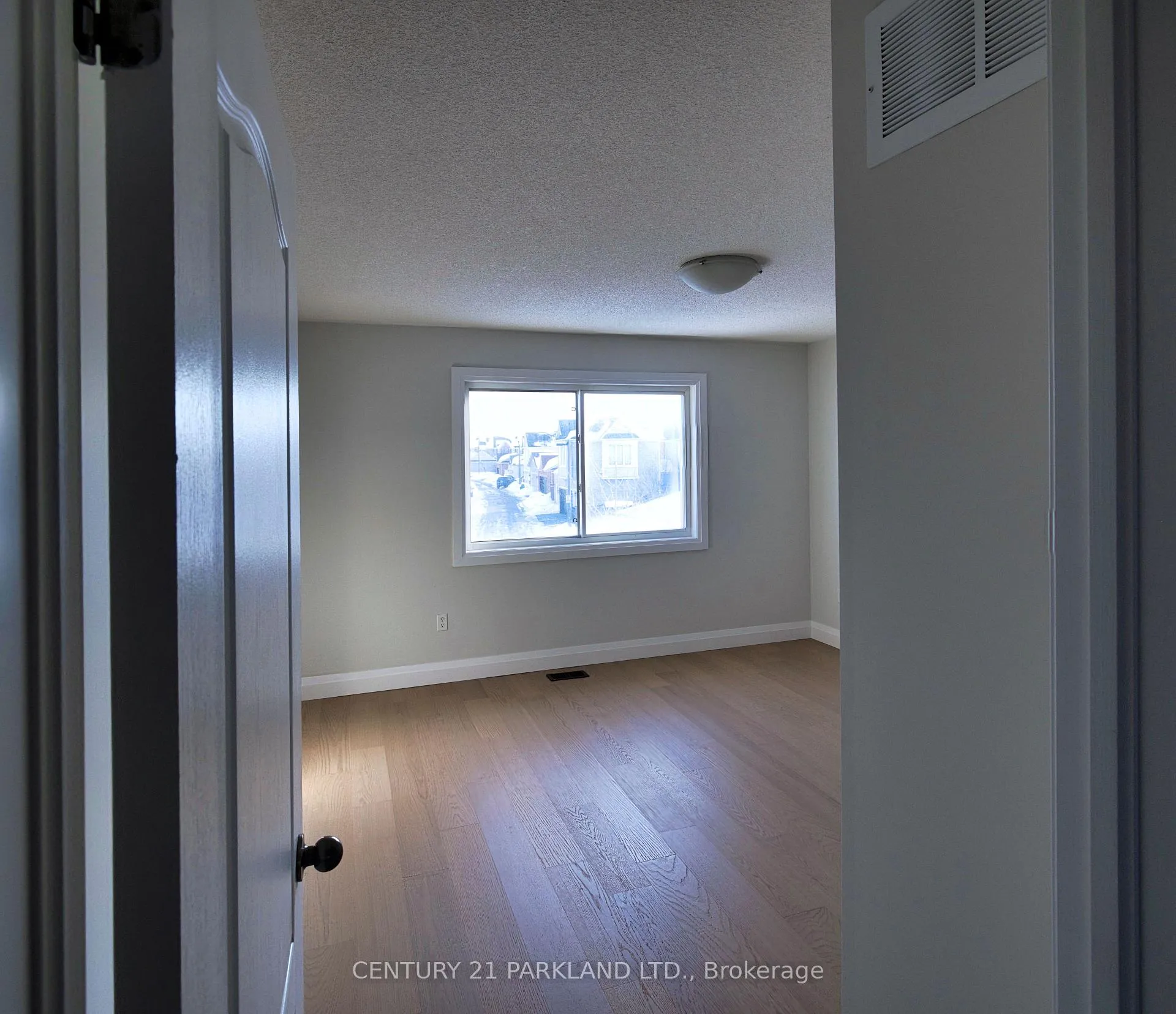 Photo 9 of 136 Gas Lamp Lane, Markham, Cornell — HOMEH