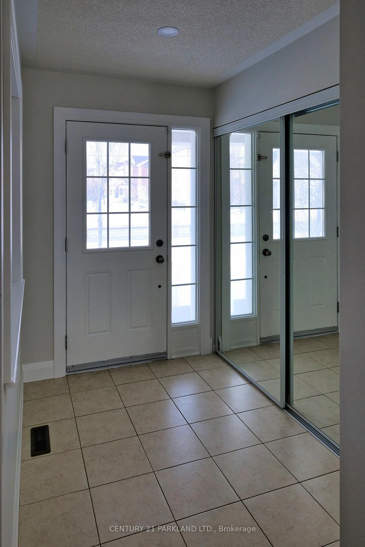 Photo 10 of 136 Gas Lamp Lane, Markham, Cornell — HOMEH
