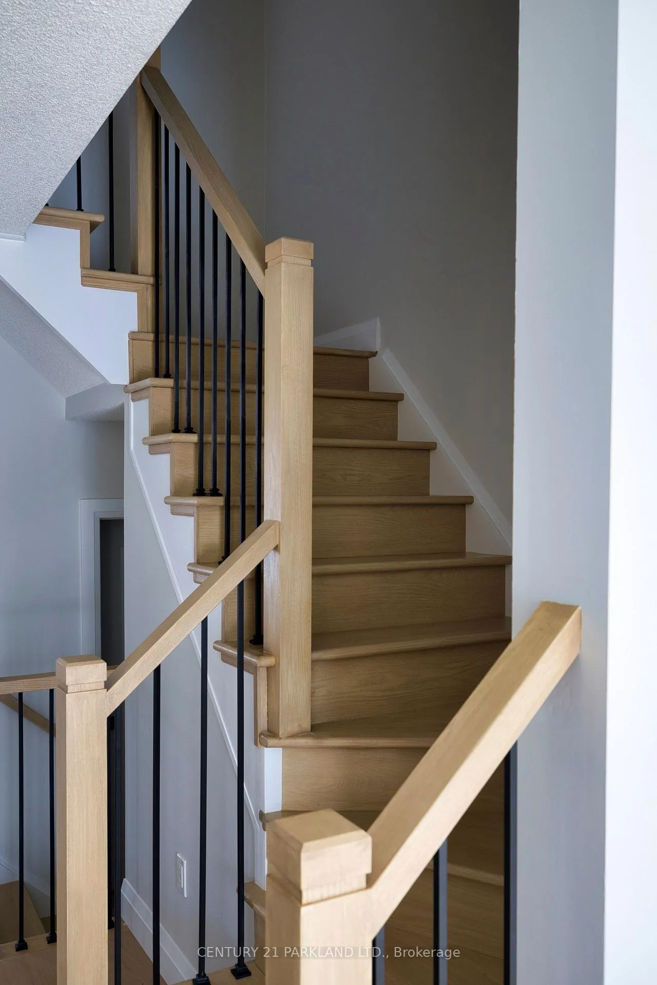 Photo 11 of 136 Gas Lamp Lane, Markham, Cornell — HOMEH