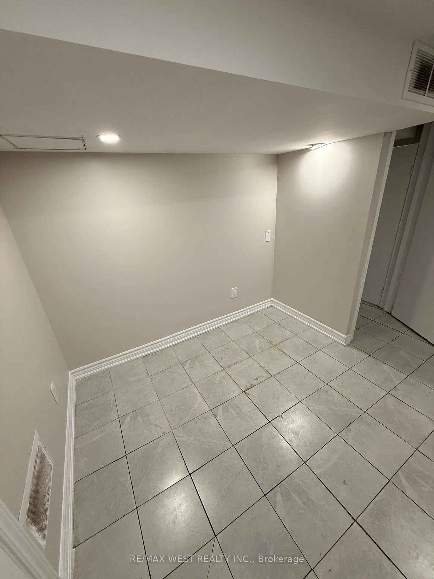 Photo 6 of Unit Basement, 6 Byng Avenue, Brampton, Downtown Brampton — HOMEH