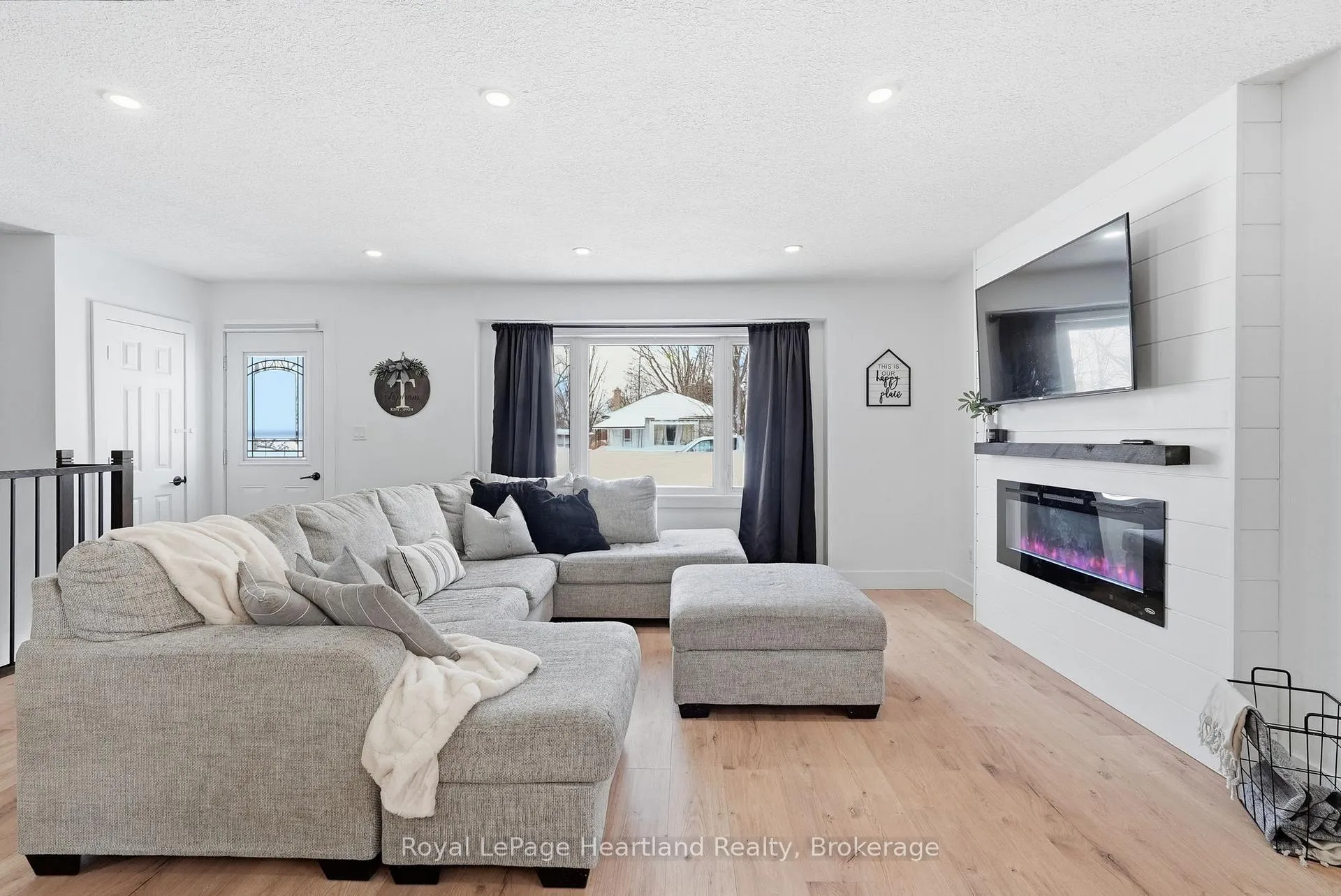 Photo 4 of 127 Carling Terrace, North Huron, Wingham — HOMEH