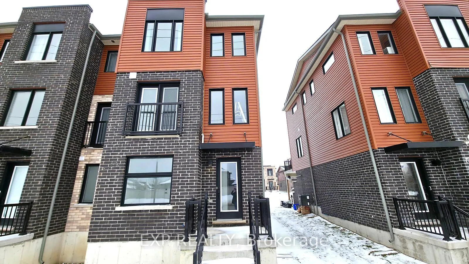 Photo 4 of 111 Fairlane Avenue, Barrie, Innis-Shore — HOMEH
