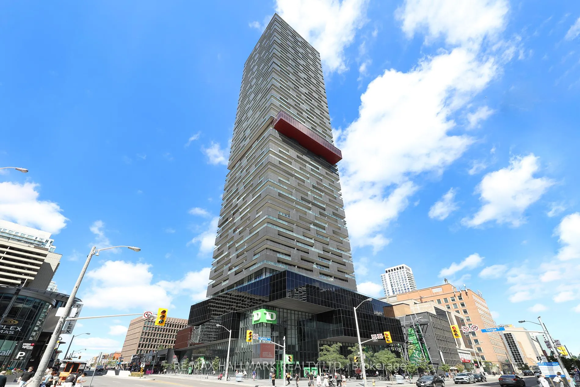 Front of Unit 5009, 8 Eglinton Avenue E