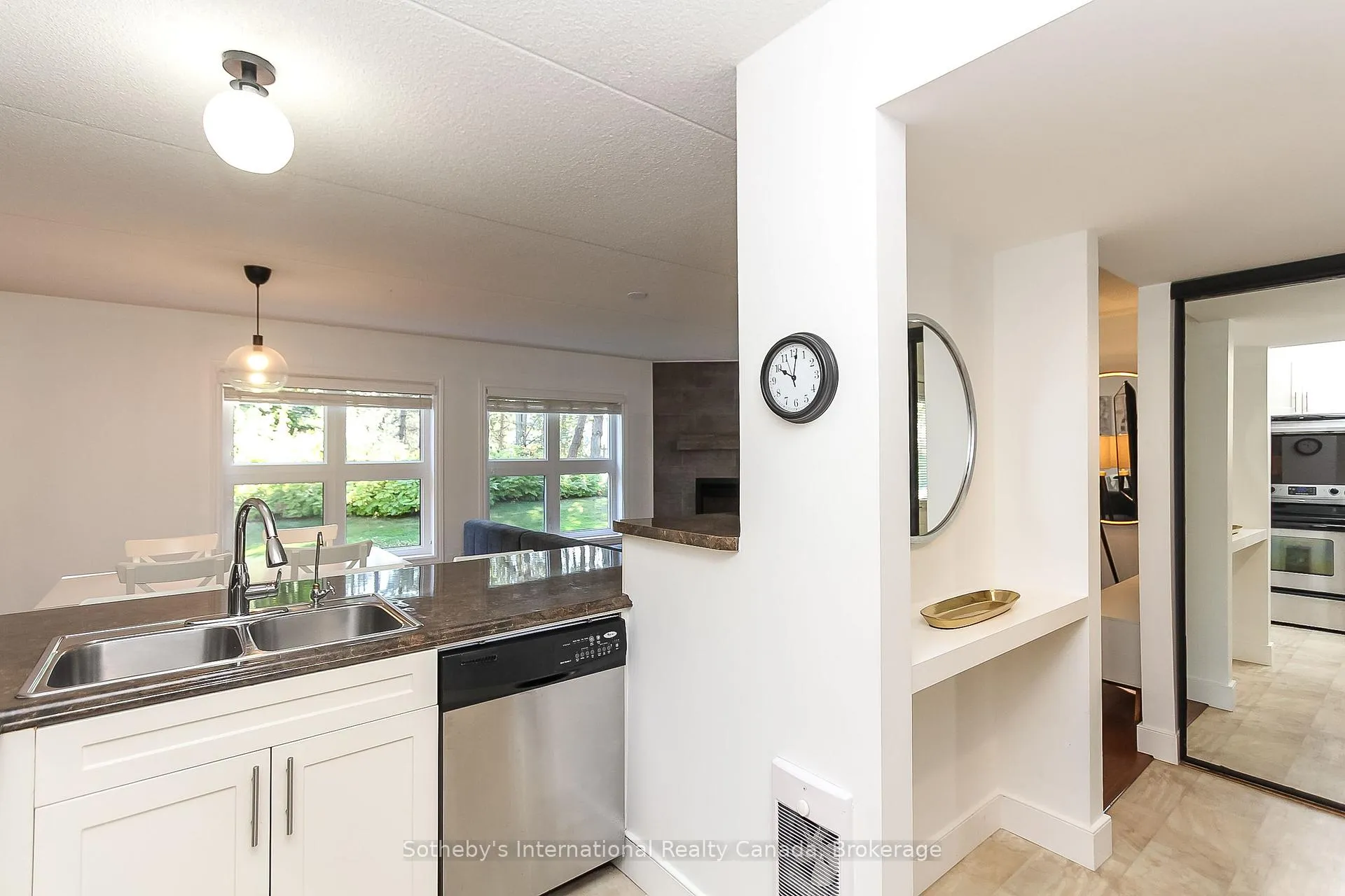 Photo 4 of 411 Mariners Way, Collingwood — HOMEH