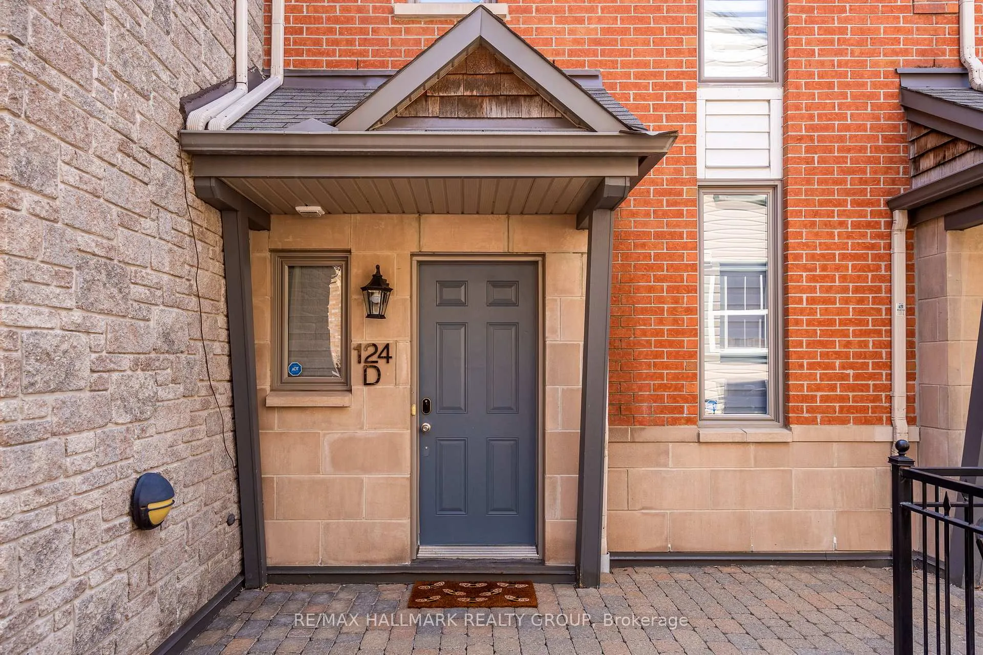 Photo 4 of Unit D, 124 Guigues Avenue, Ottawa, Lower Town/Byward Market — HOMEH