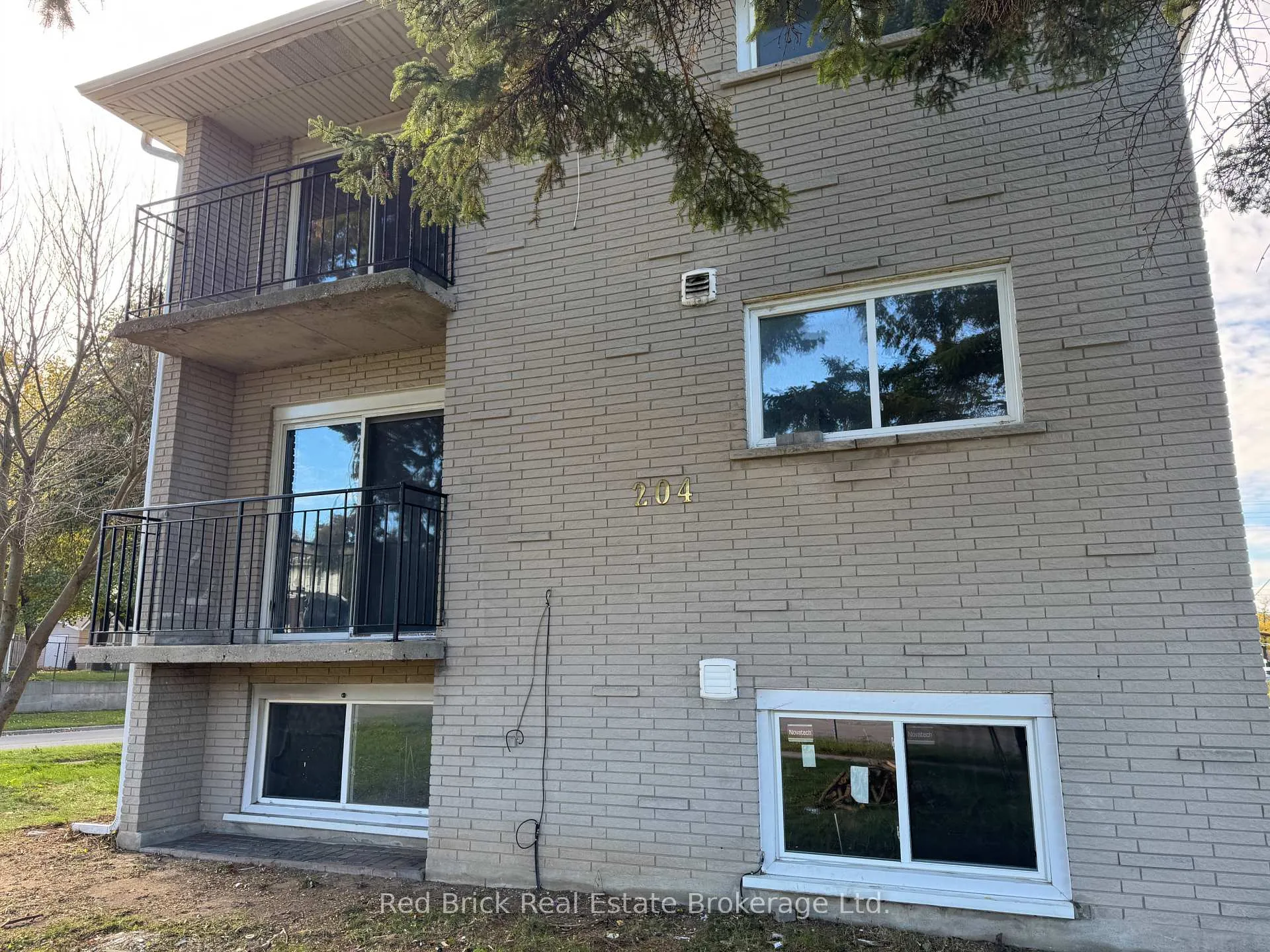 Photo 2 of 204 Veronica Drive, Kitchener — HOMEH