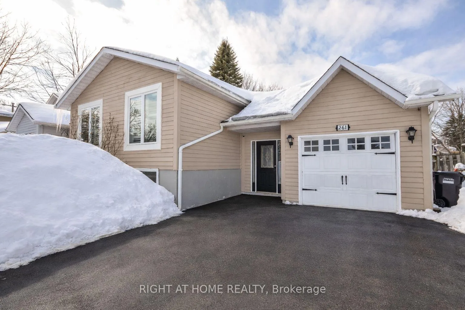 Photo 3 of 261 Crawford Street, Barrie, Ardagh — HOMEH