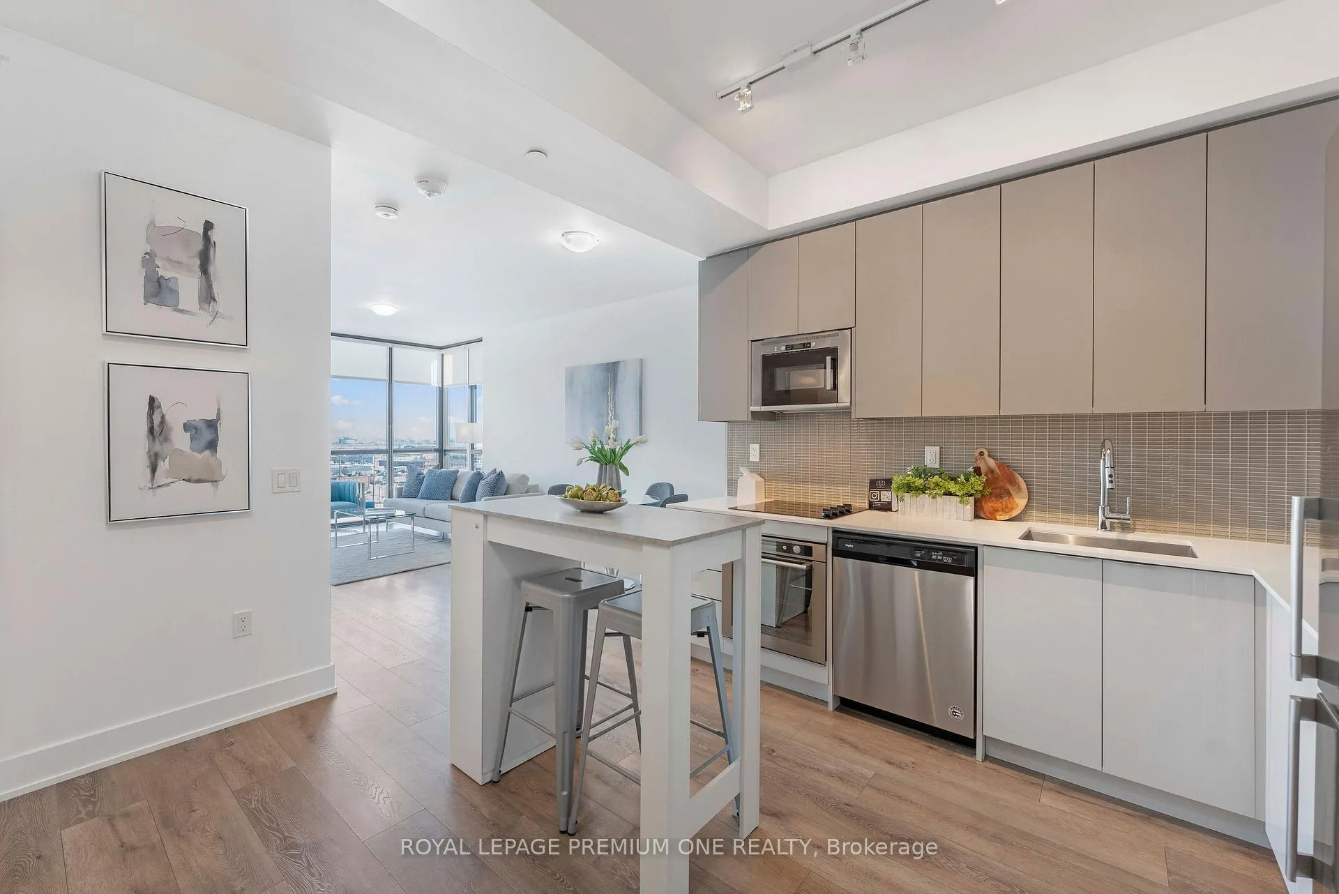 Photo 4 of Unit 901, 2908 Highway 7 Road, Vaughan, Concord — HOMEH