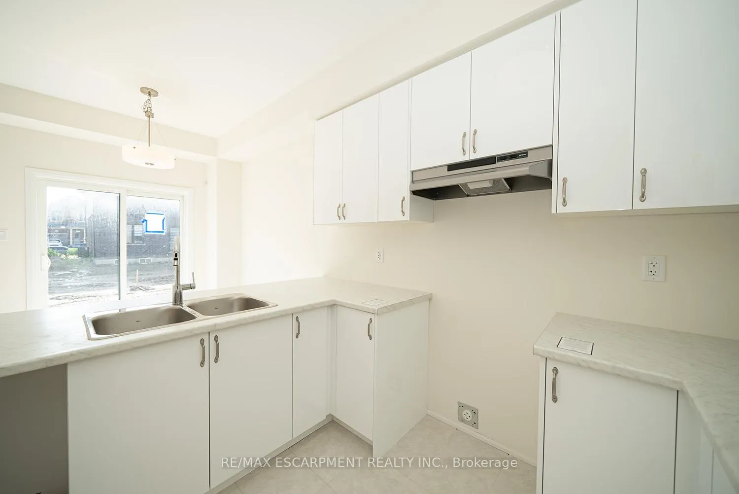 Photo 8 of 20 Dennis Avenue, Brantford — HOMEH