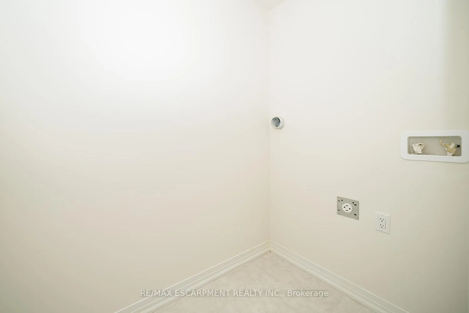 Photo 15 of 20 Dennis Avenue, Brantford — HOMEH