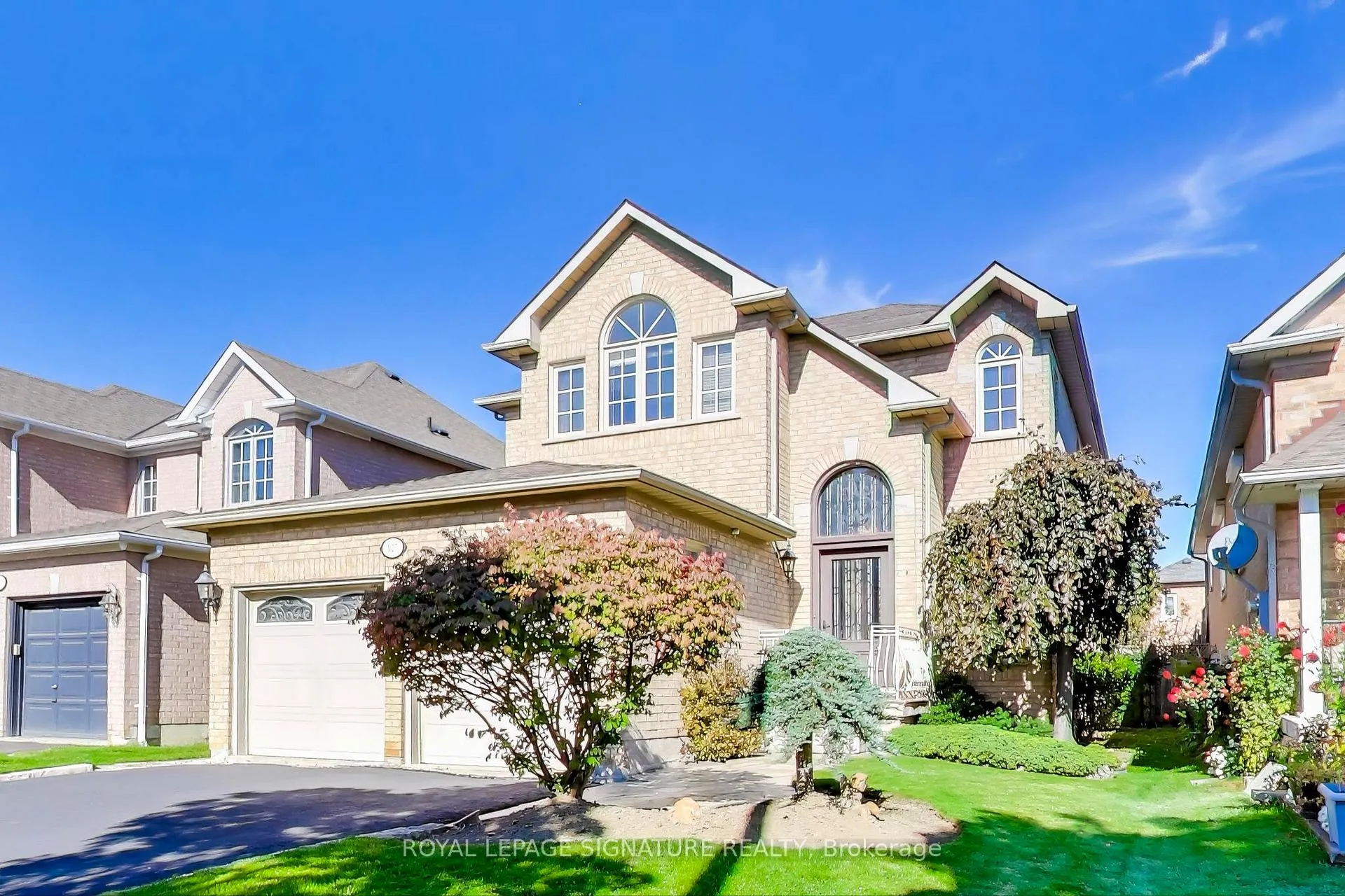 Photo 2 of 127 Mountcharles Crescent, Vaughan, Maple — HOMEH