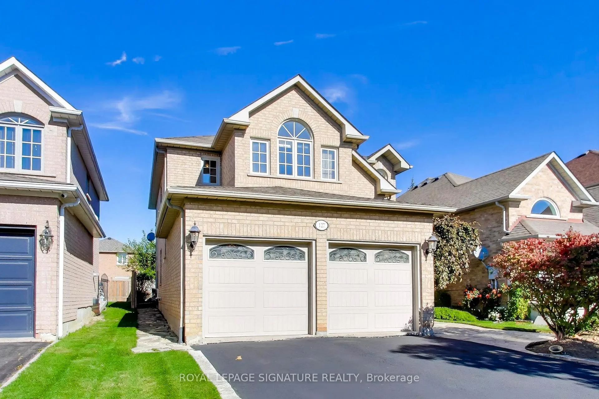 Photo 3 of 127 Mountcharles Crescent, Vaughan, Maple — HOMEH