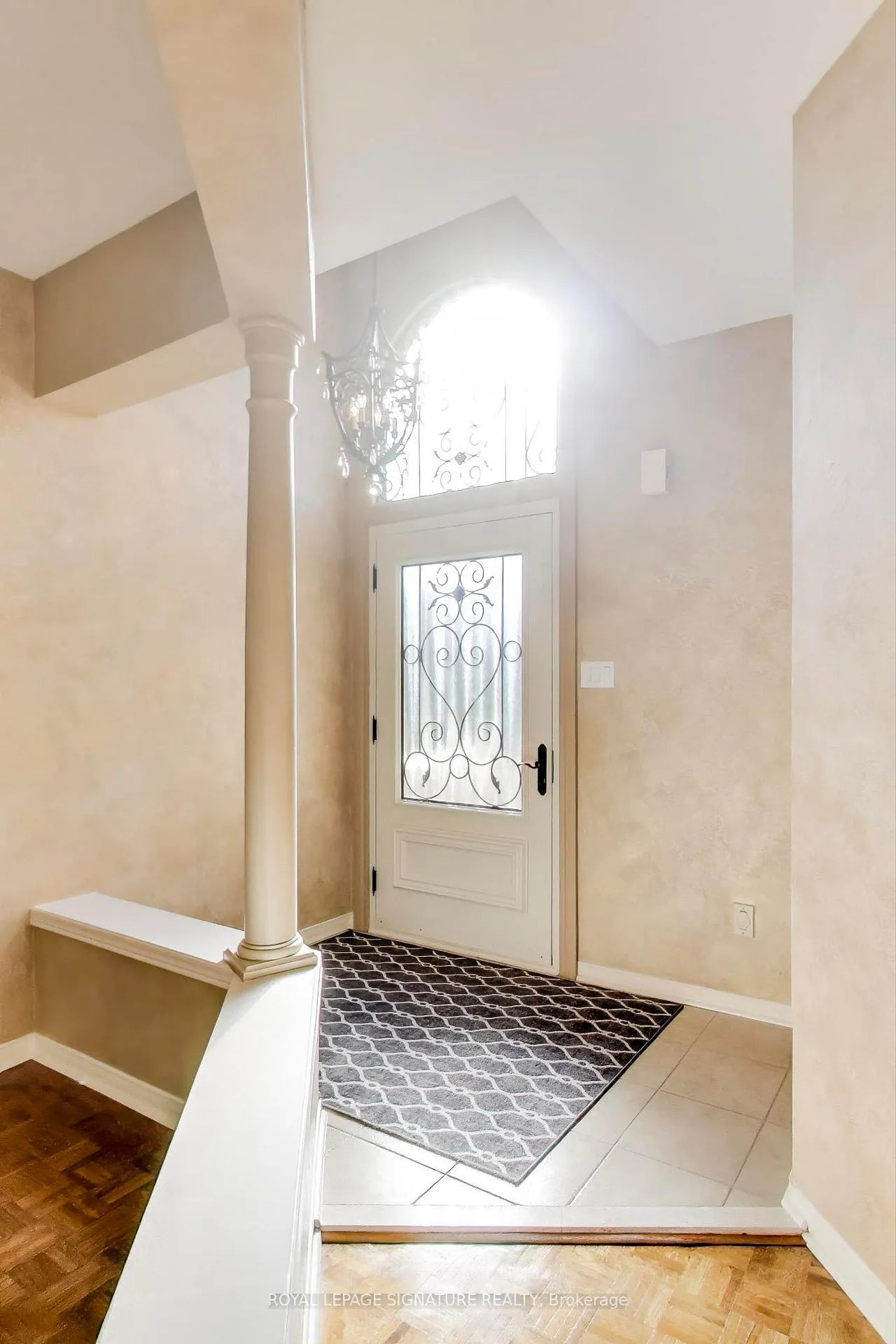 Photo 4 of 127 Mountcharles Crescent, Vaughan, Maple — HOMEH